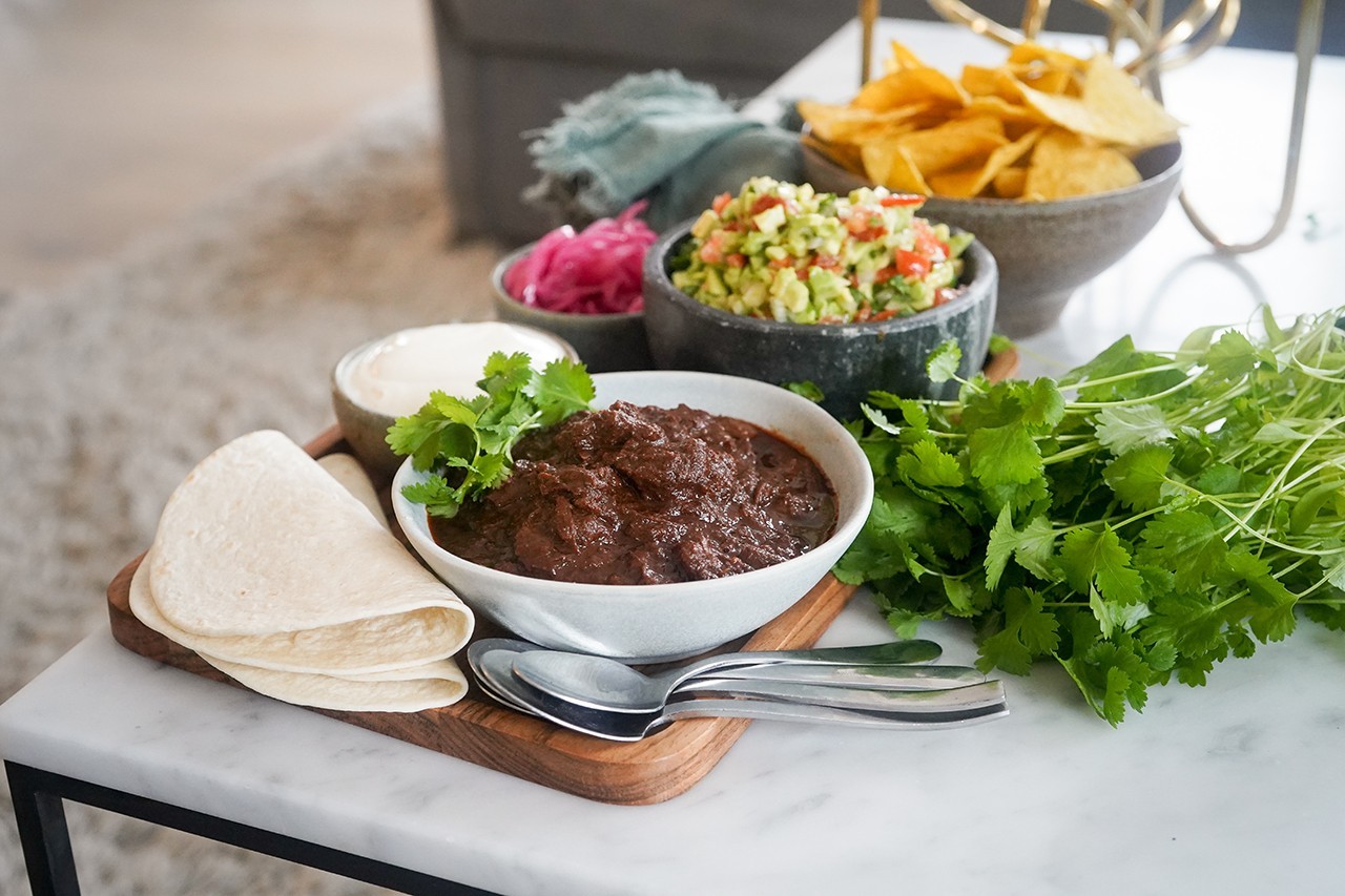 Chili med avocadosalsa, gräddfil och syrad lök